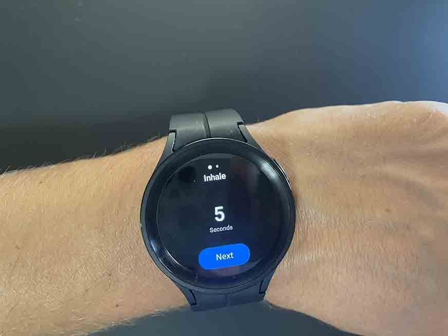 Дыхательные упражнения на часах Galaxy Watch 5.